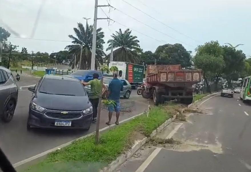 Acidente: caçamba invade a contramão e atinge carro em cheio na avenida Coronel Teixeira