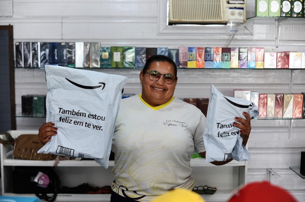 Amazon adapta logística para vencer distâncias na Amazônia