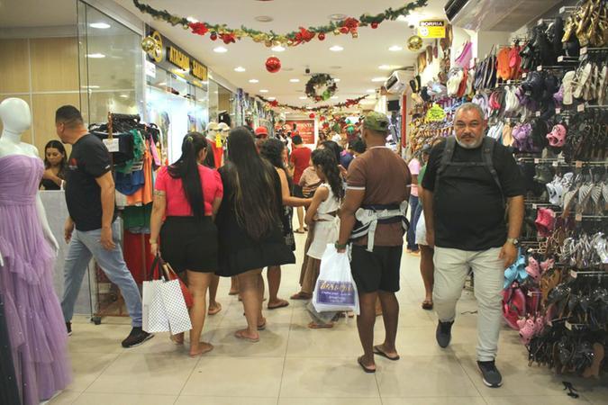 Compras de Natal ganham  força  no Centro de Manaus