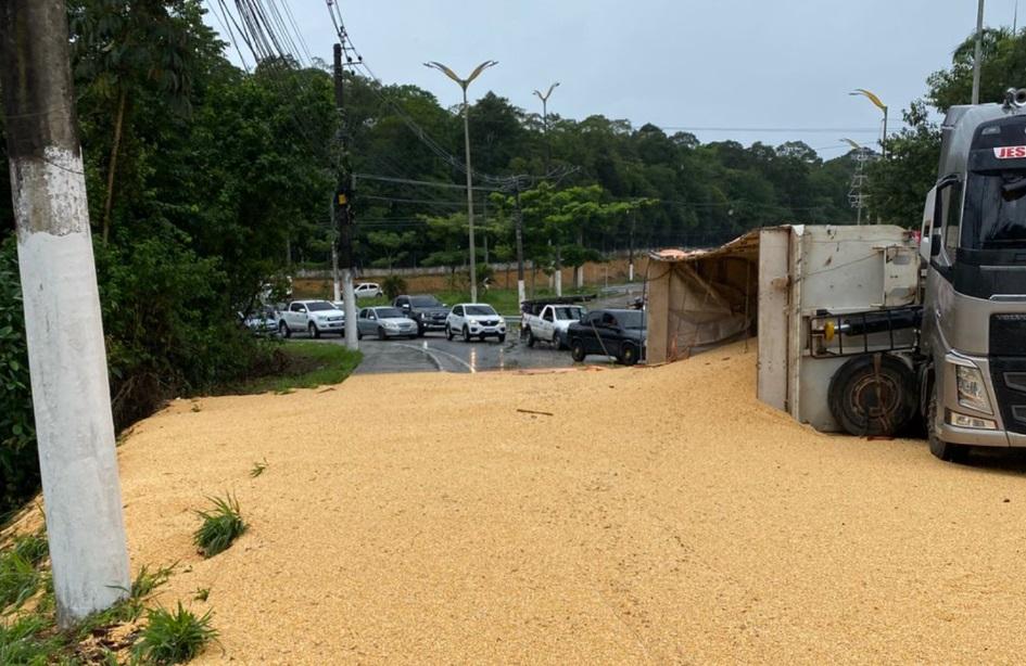 Carreta com milho tomba e carga fica espalhada em avenida no Tarumã