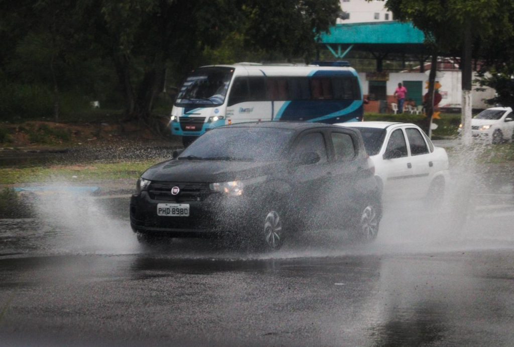 Sob aviso de perigo, Manaus deve permanecer chuvosa até domingo