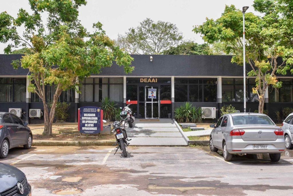 Adolescente é apreendida por suspeita de matar o namorado com uma facada no bairro Tarumã