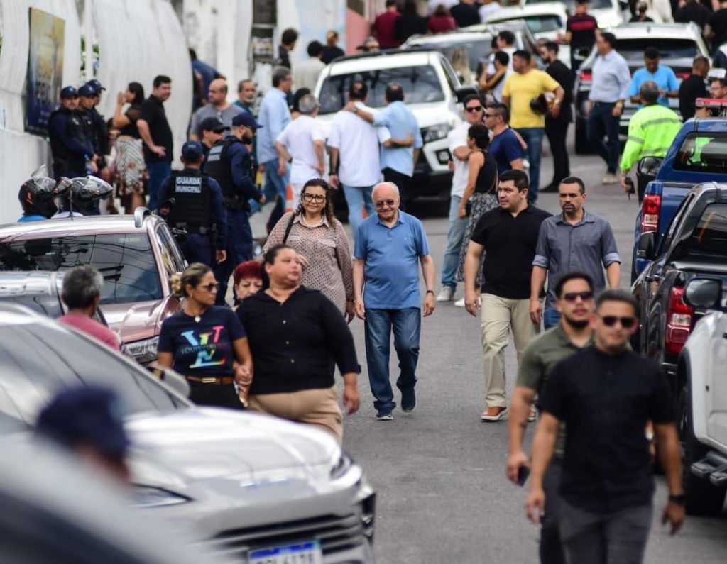Familiares e amigos prestam últimas homenagens ao filho do prefeito David Almeida