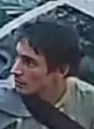 Polícia divulga imagem de homem procurado por invadir e furtar loja de automóveis