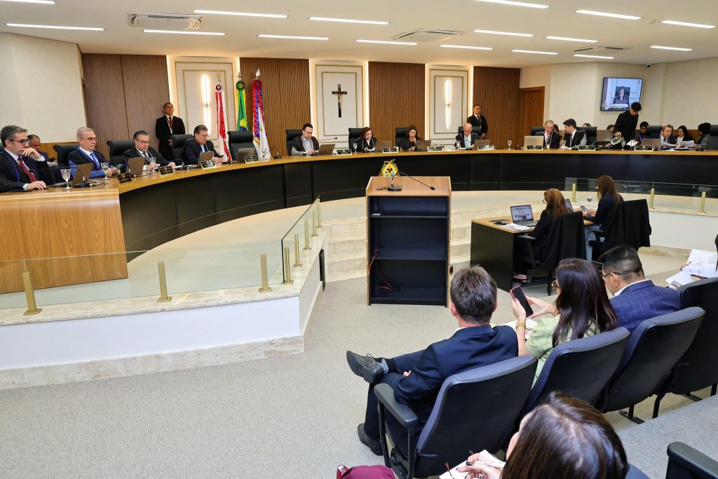 Ari Moutinho Júnior acusa Luís Fabian em sessão do TCE-AM