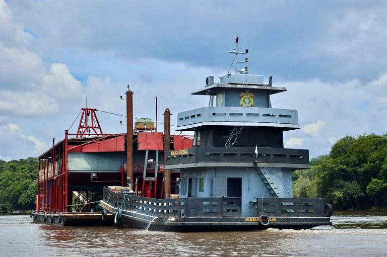 Operação da PF aprende embarcações usadas pelo garimpo ilegal no Amazonas