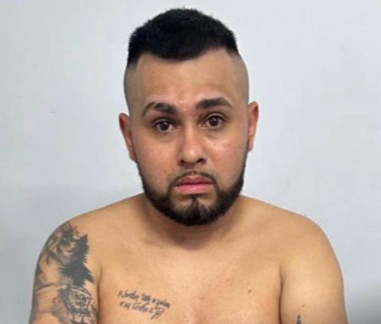 Suspeito é preso com armas e dinheiro após roubo no beco São Francisco