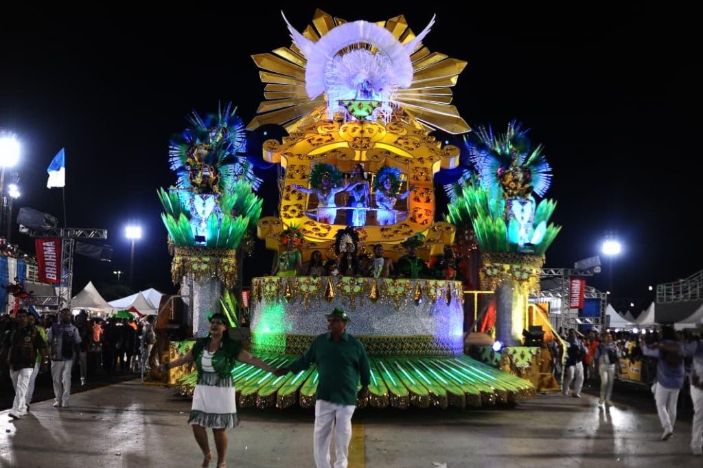 Aparecida exalta a biodiversidade e conecta passado e presente em desfile no carnaval de Manaus