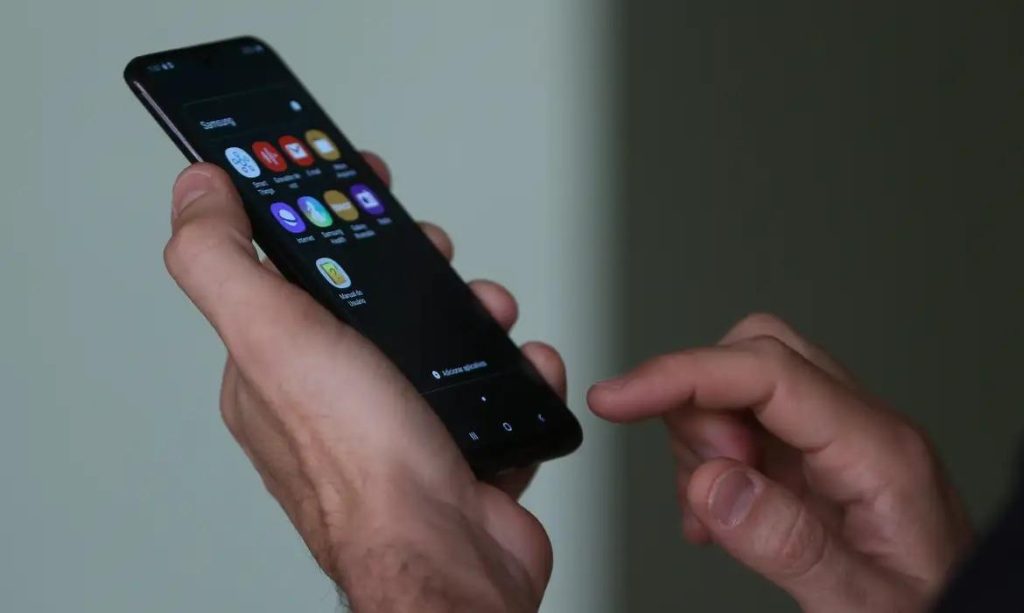 Veja dicas para proteger seu celular de golpes virtuais no carnaval