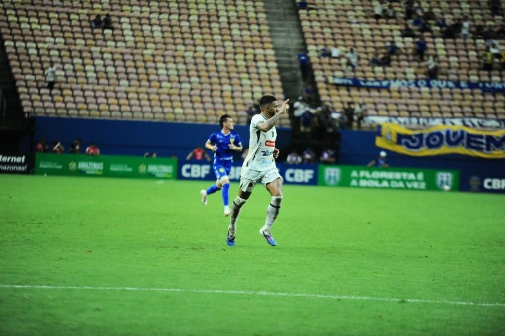 Artilheiro: David Luis comemora gol, vitória e liderança do Manaus