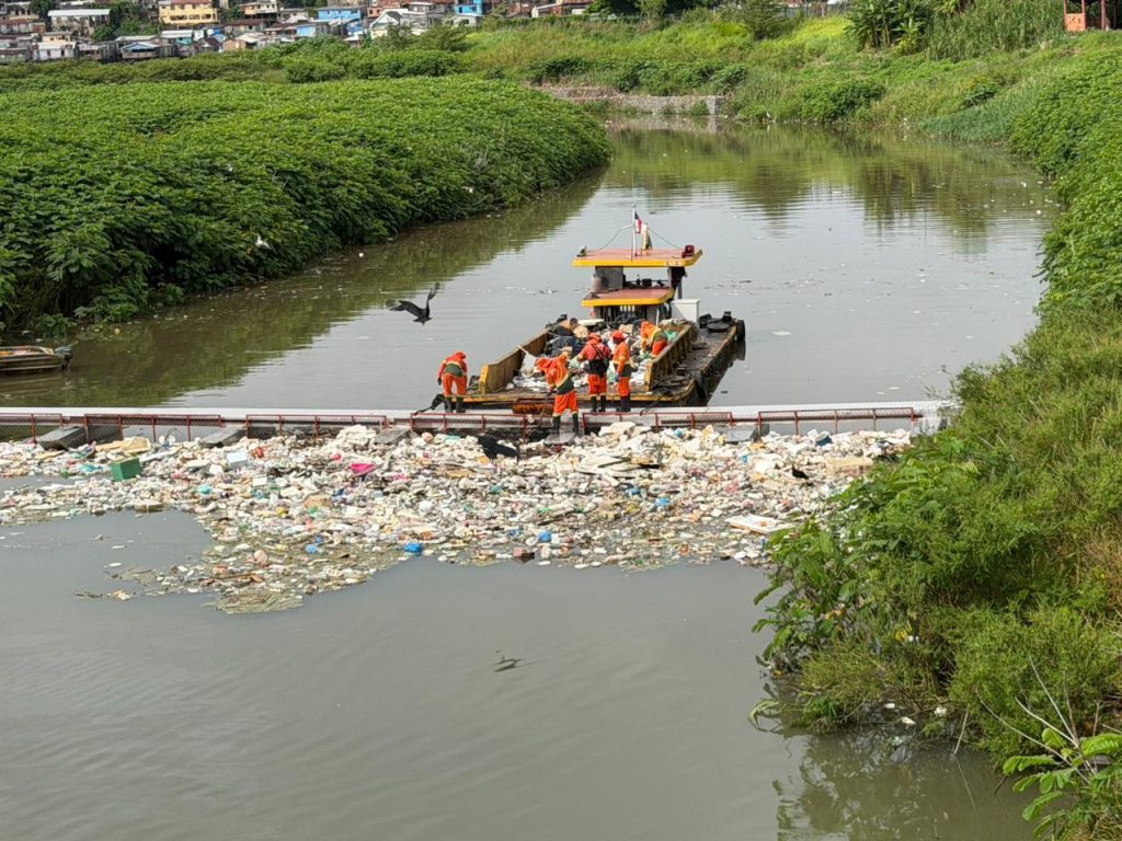 Ecobarreira segurou 40 toneladas de lixo em uma semana de funcionamento