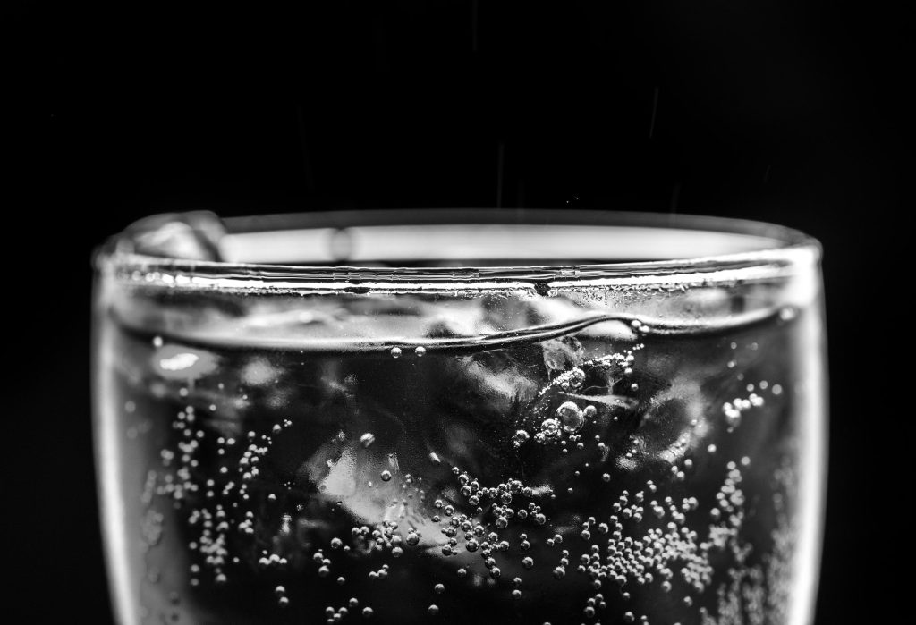 Água com gás ganha espaço como alternativa aos refrigerantes
