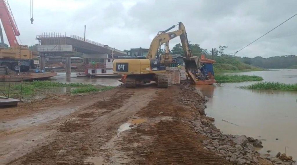 Rampa de balsa quebra e trava travessia no km 24 da BR-319