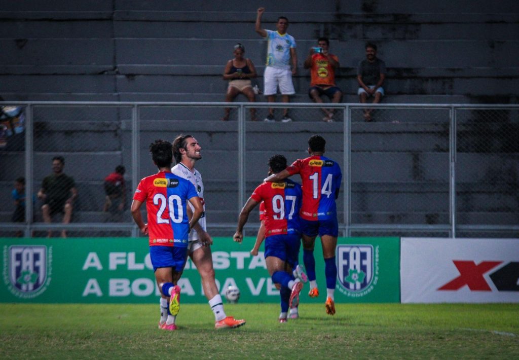Com polêmica de arbitragem, Parintins se classifica à final do segundo turno