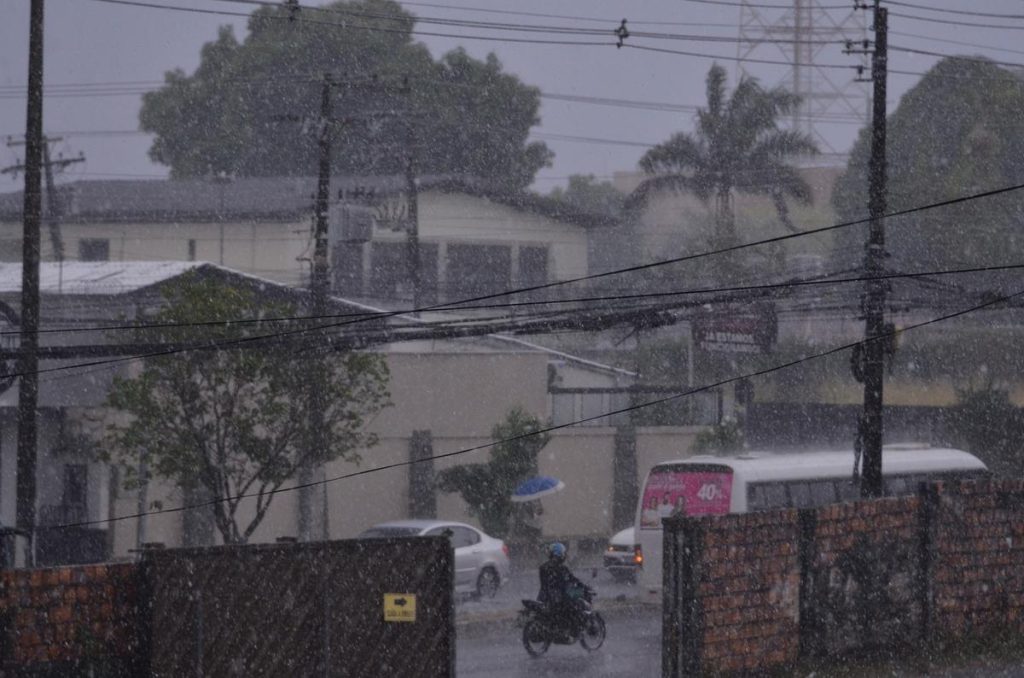 Fortes chuvas: Manaus está em alerta de risco severo de desabamentos