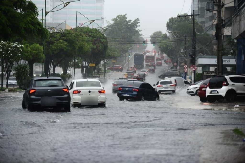 Ruas alagam em mais um dia de chuvas em Manaus