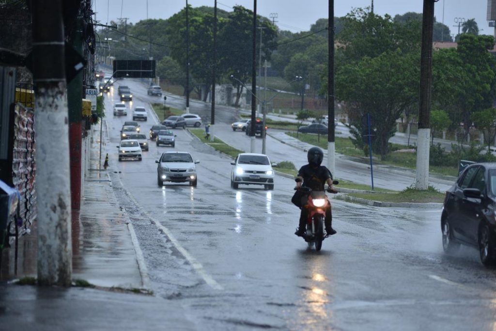Chuva intensa atinge Manaus, provoca alerta para alagamentos e risco de deslizamentos