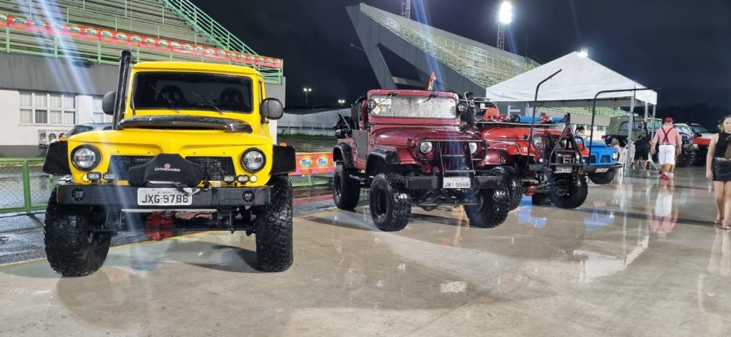 Jipes 4x4 de diferentes cores alinhados em exposição automotiva