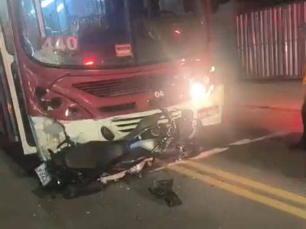 Mulher morre após colisão de moto e ônibus em Manaus