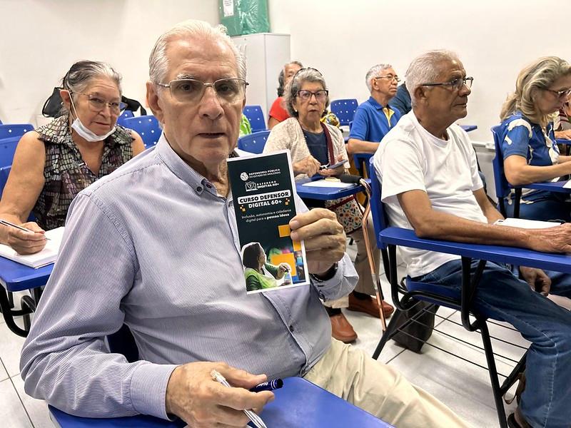Idosos aprendem a usar inteligência artificial para acessar direitos no Amazonas