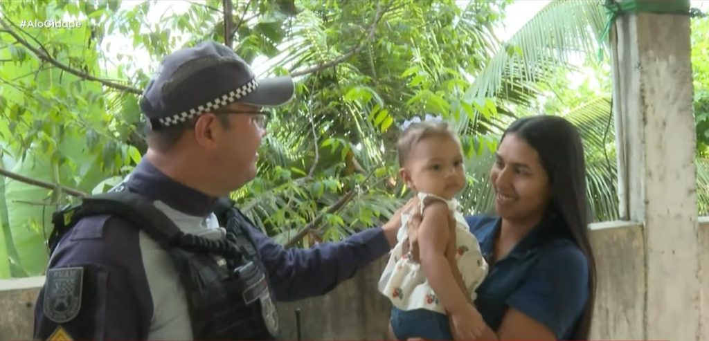 PMs que salvaram bebê na Zona Leste e mãe se reencontram