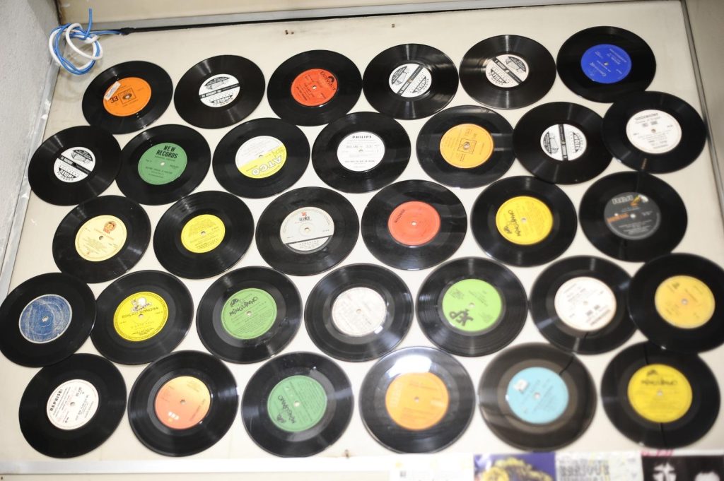 Vinil sobrevive e atrai novas gerações