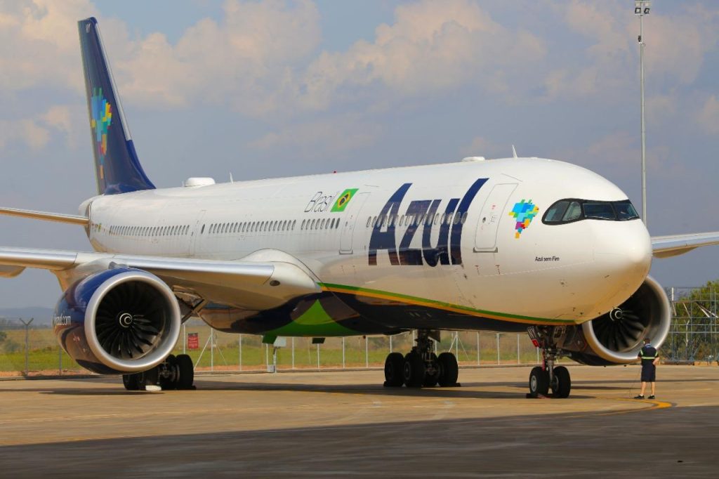 Azul nega suspensão de voos no Amazonas mesmo com crise no setor aéreo