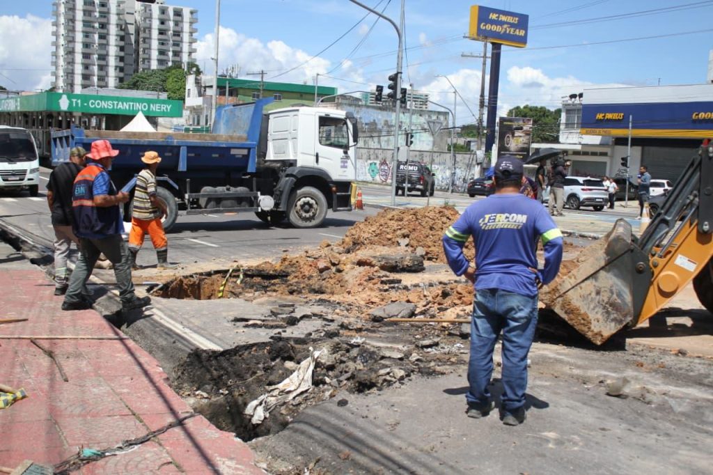 Afundamento do  asfalto causa interdição total de trecho da avenida Constantino Nery