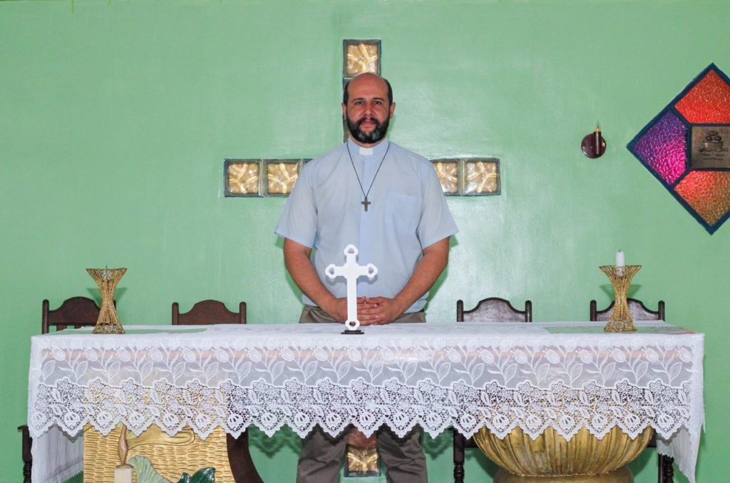 Imagem de um padre atrás de um altar