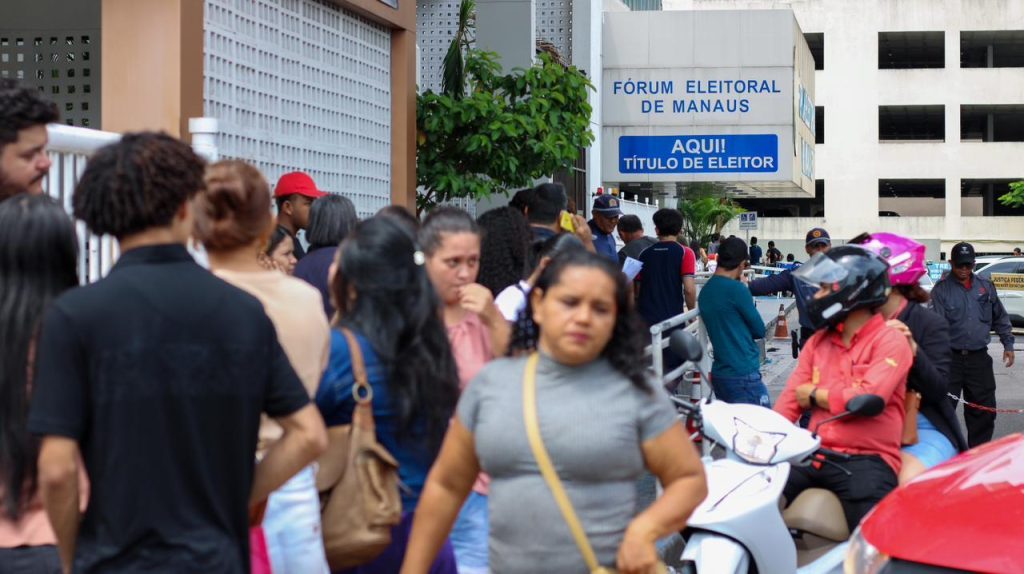 Correria e filas marcam último dia para regularizar título no AM