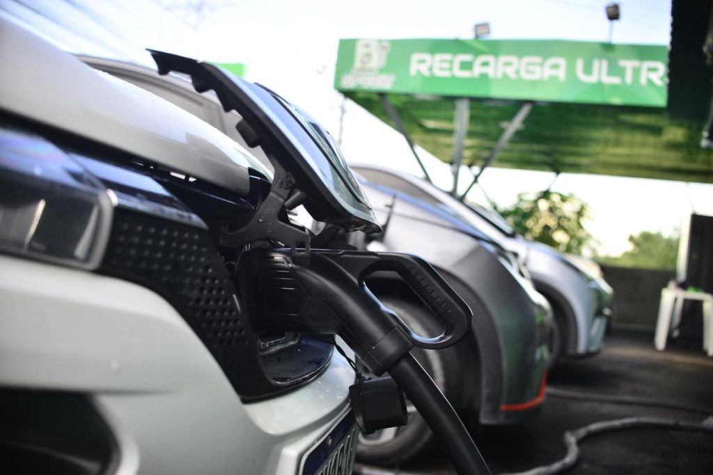 Eletromobilidade ganha força com expansão e eletropostos ultrarrápidos