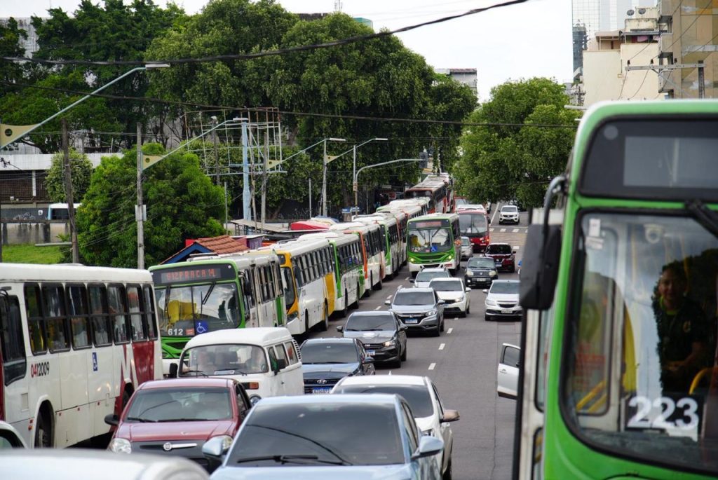 TRT-11 determina circulação mínima de ônibus durante greve em Manaus