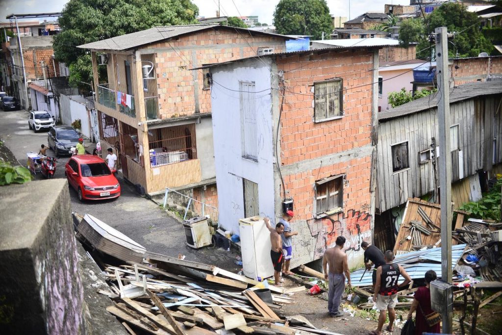 Casa desaba e deixa idosa desabrigada no centro de Manaus