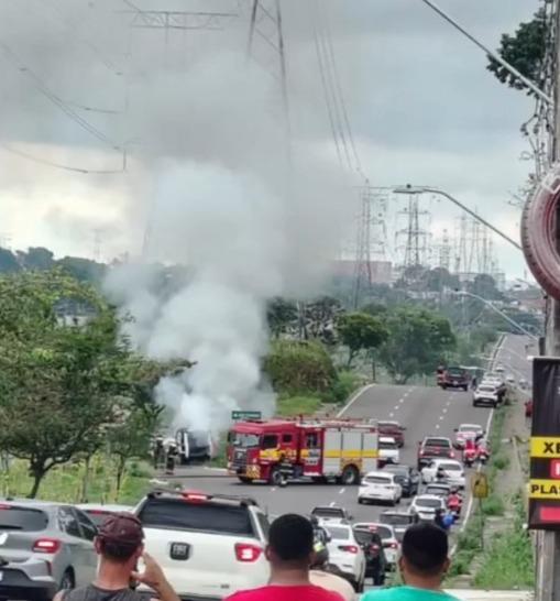 Carro pega fogo após bater em poste na Av das Torres