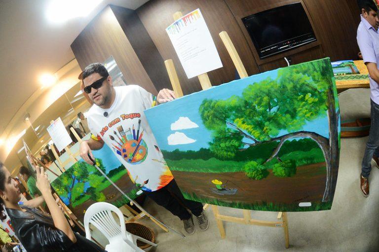 ‘Arte com Toque’ transforma inclusão em expressão artística