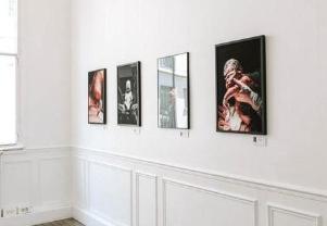 Fotógrafa amazonense expõe obra sobre nascimento em Paris