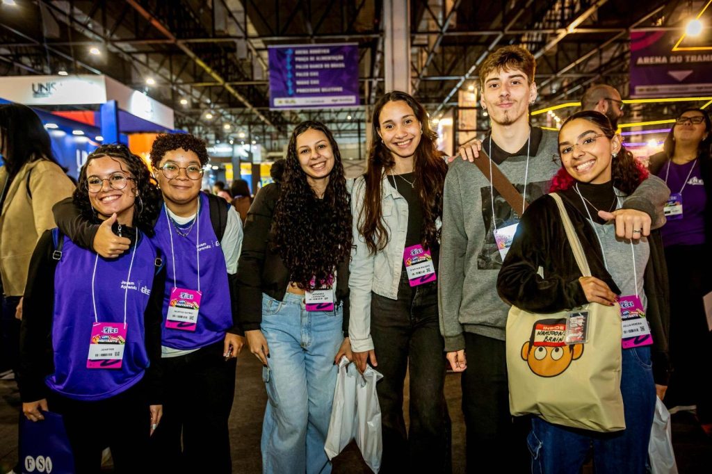 Jovens escolhem empresas com base em crescimento, remuneração e saúde mental, aponta pesquisa