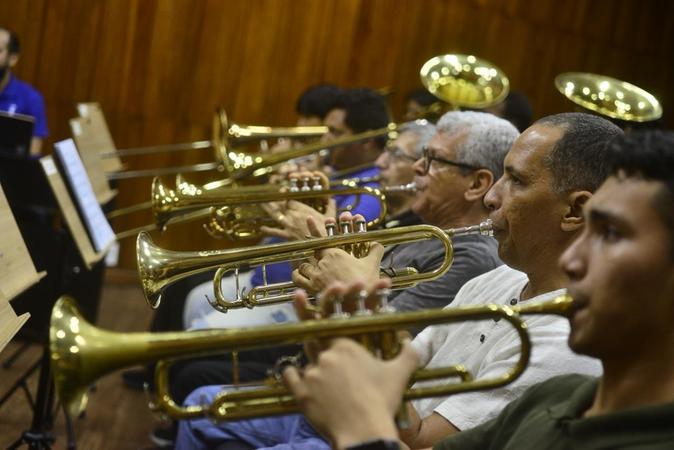 Alunos de música tocam instrumentos musicais