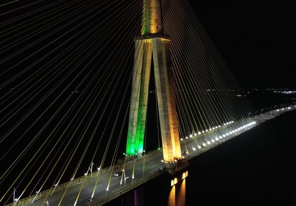Ponte Rio Negro ganha iluminação verde e amarela durante jogos da Seleção Brasileira