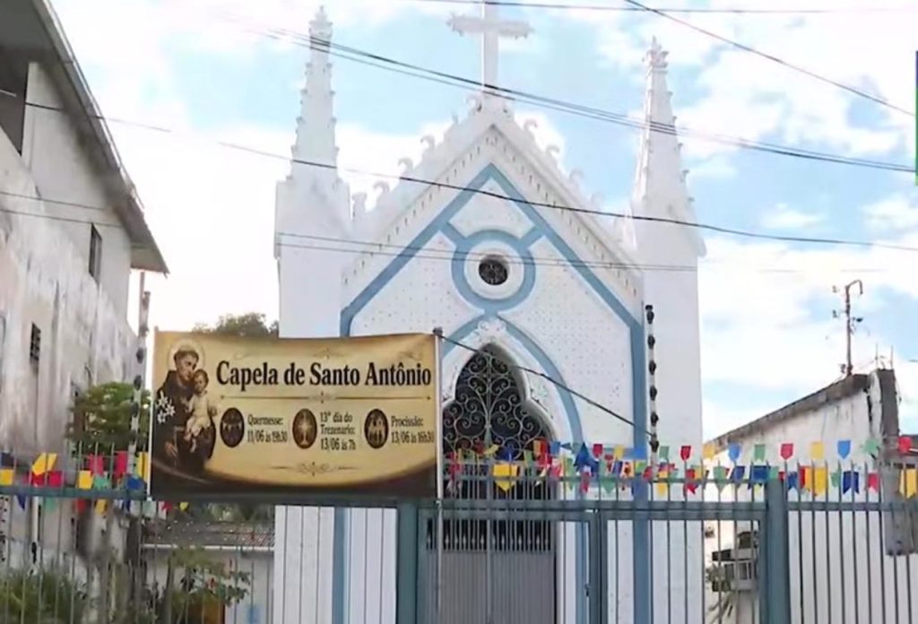 Fieis se reúnem na Capela de Santo Antônio do Pobre Diabo