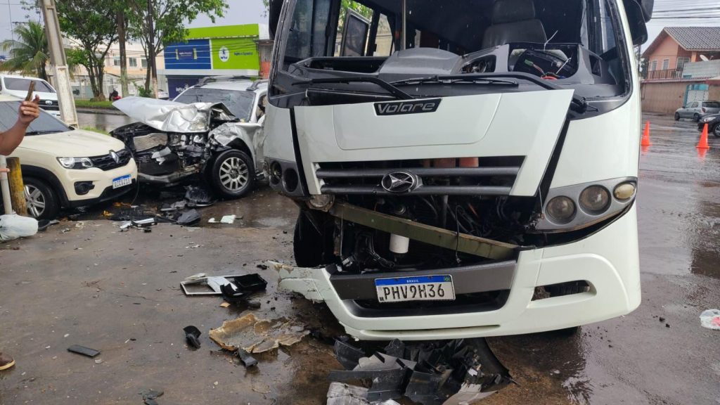 Acidente envolvendo micro-ônibus deixa grávida ferida em Manaus