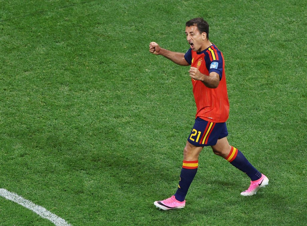 Oyarzabal rouba a cena, participa de três gols e comanda goleada da Espanha