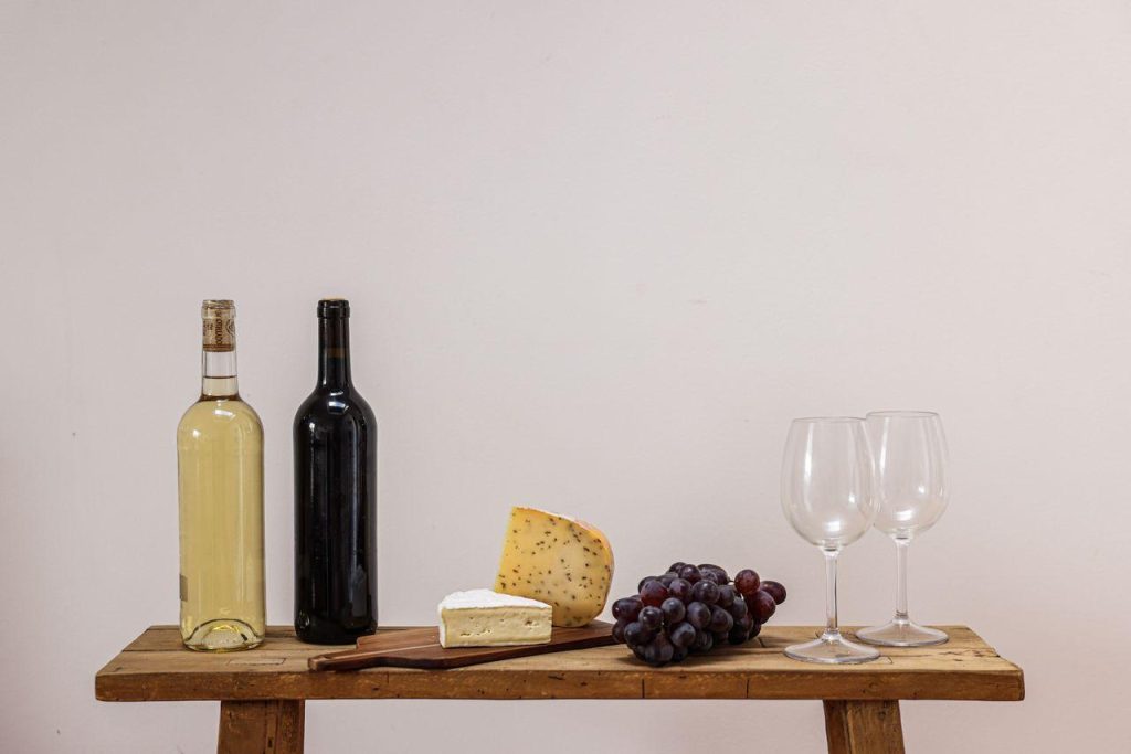 Como montar uma noite de vinhos e queijos em casa