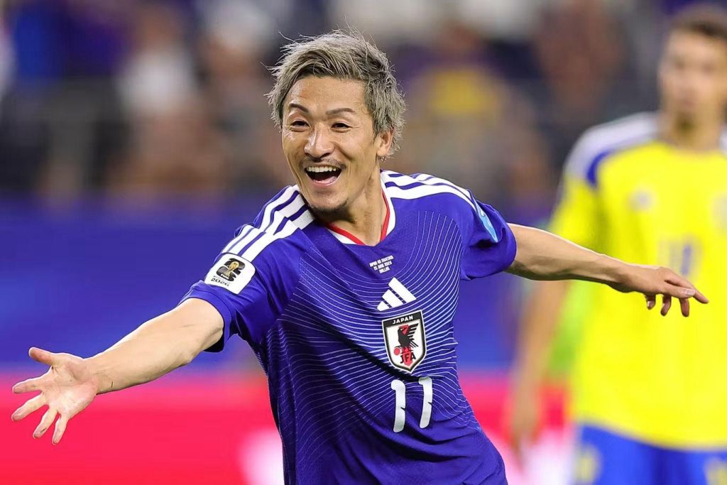 Maeda balança as redes, garante invencibilidade do Japão e duelo com o Brasil