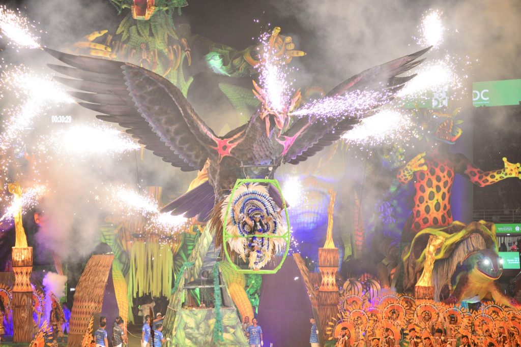 Marciele Albuquerque evolui no Bumbódromo após ser conduzida por pássaro gigante