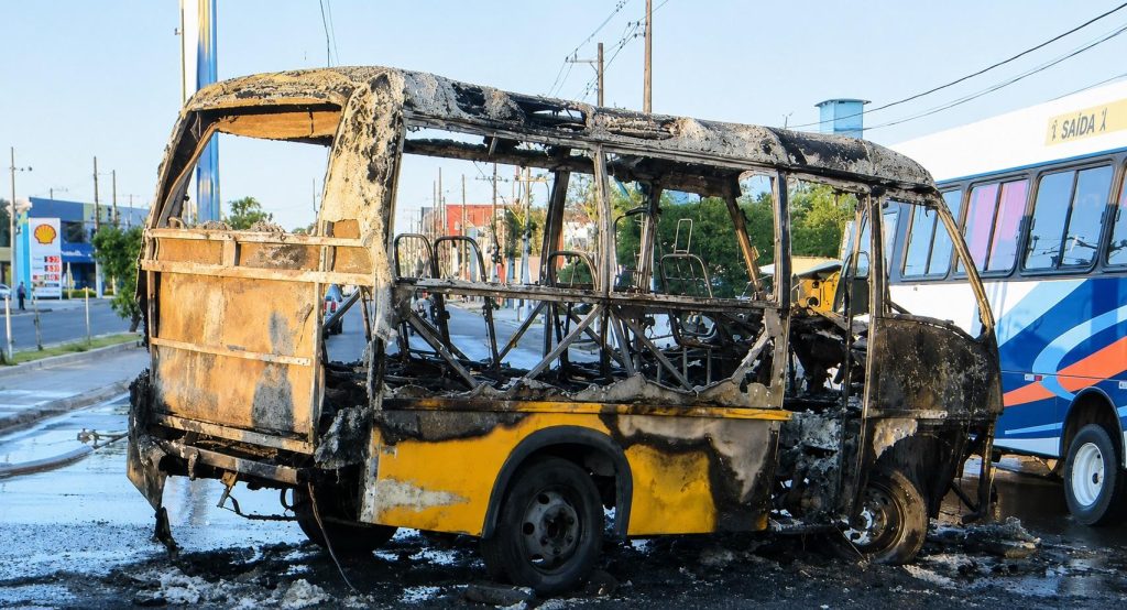 ‘Amarelinhos’ queimam micro-ônibus em protesto