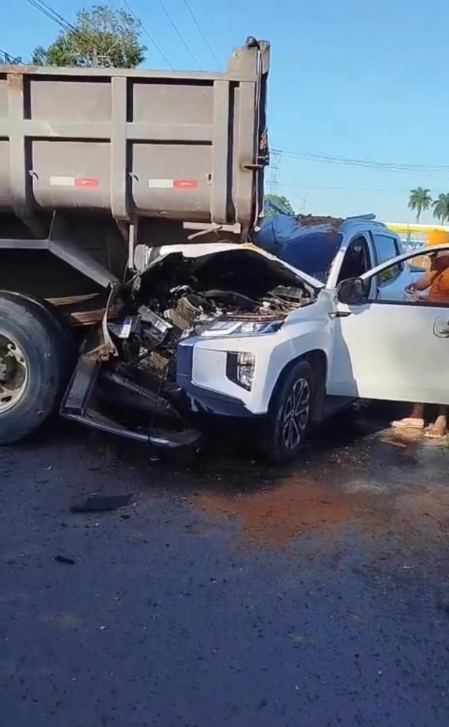 Carro e caminhão colidem na AM-010 e acidente deixa apenas danos materiais