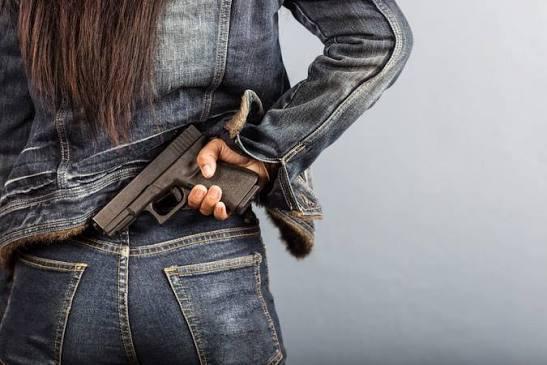 Comissão do Senado analisa porte de arma para mulheres sob medida protetiva