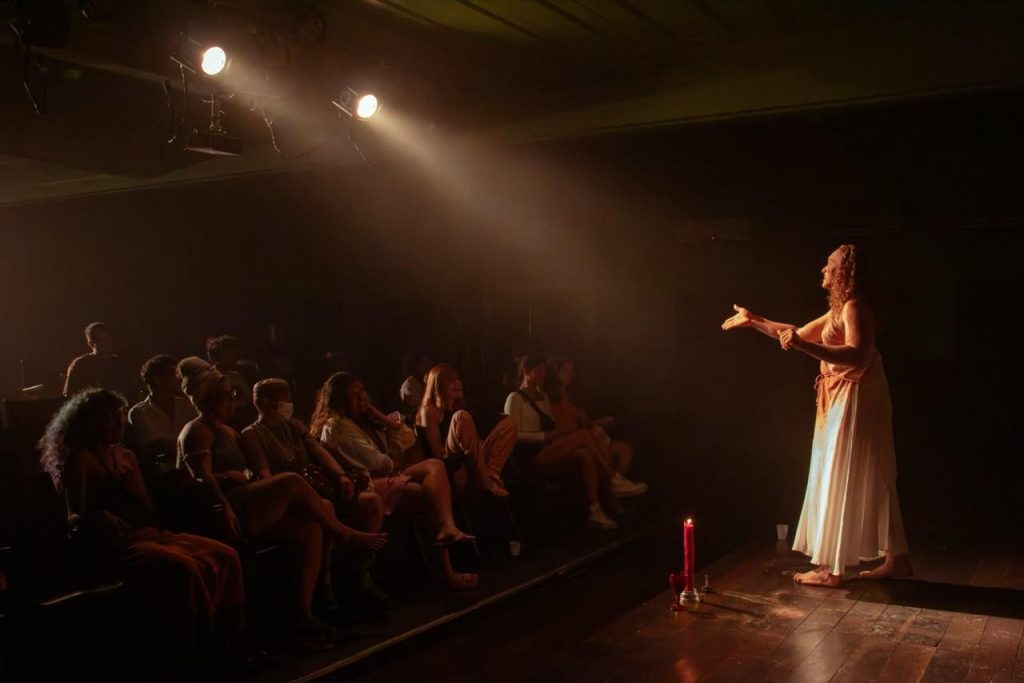 “Senhora Travesti” estreia com reflexão sobre envelhecimento de corpos trans