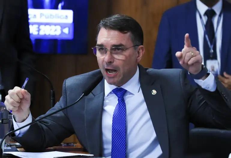 PT aciona TSE contra Flávio Bolsonaro sobre urnas eletrônicas